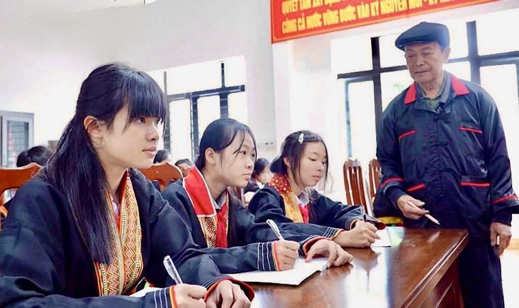 Ông Đặng Văn Châu (thôn Đồng Lá, xã Thống Nhất) truyền dạy chữ Nôm Dao cho thế hệ trẻ, góp phần trao truyền và gìn giữ bản sắc văn hóa dân tộc