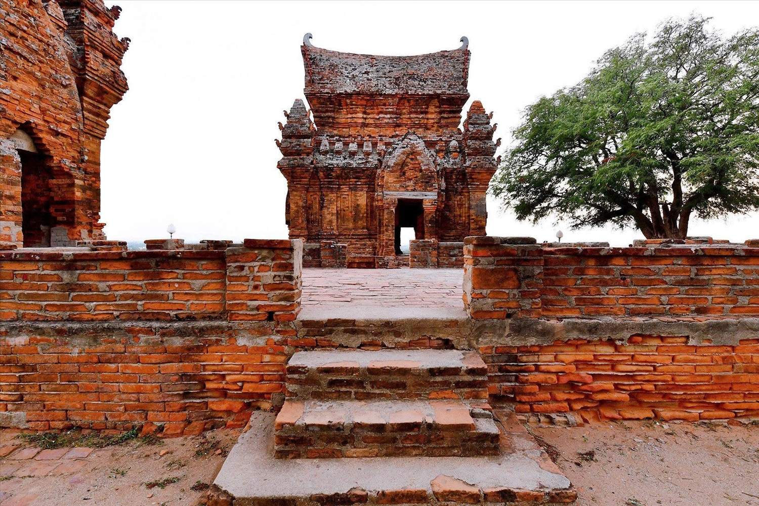 Tháp Pô Klong Garai - công trình kiến trúc Chăm cổ, là không gian tín ngưỡng linh thiêng và biểu tượng văn hóa, niềm tự hào của cộng đồng người Chăm vùng Panduranga