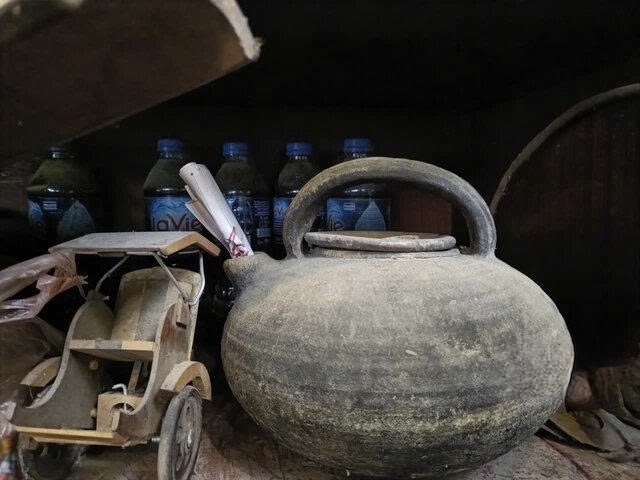 Chiếc ấm đồng gần trăm năm tuổi được bà Vì Thị Xoan gìn giữ như một kỷ vật của người Thái xưa