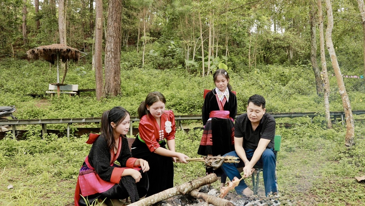 Du khách trải nghiệm nướng gà, thưởng thức ẩm thực và tìm hiểu văn hóa địa phương