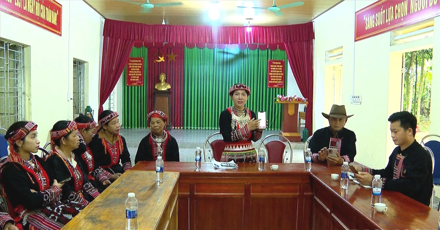 Đội ngũ ""Người bản số" của thôn Vàn 1, xã Phúc Lợi tập huấn cho người dân sử dụng nền tảng số trên điện thoại thông minh (Ảnh: Báo Lào Cai)