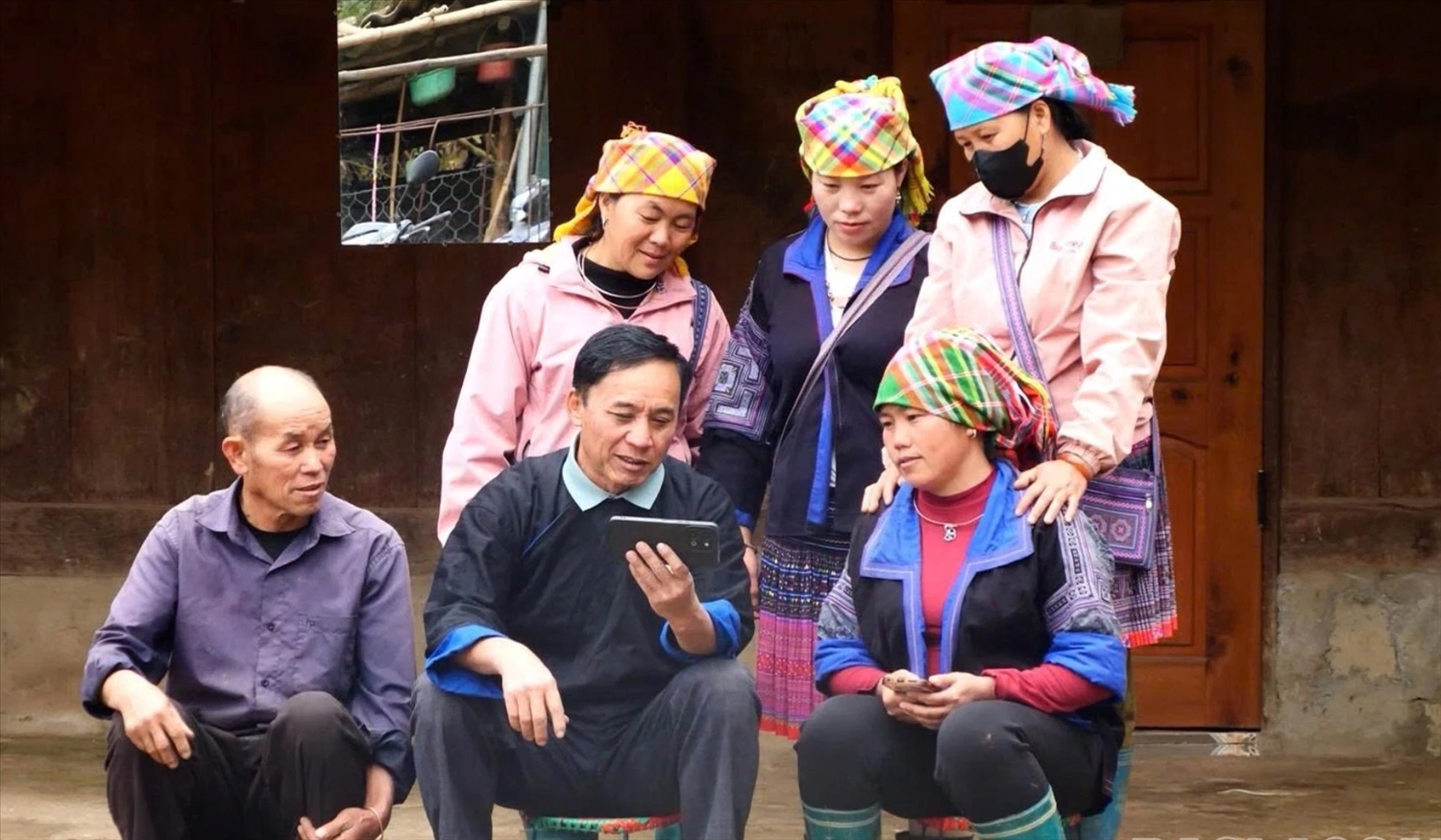 Khi có lực lượng “Người bản số” làm cầu nối, khoảng cách giữa công nghệ và người dân dần được thu hẹp (Ảnh: Báo Lào Cai)