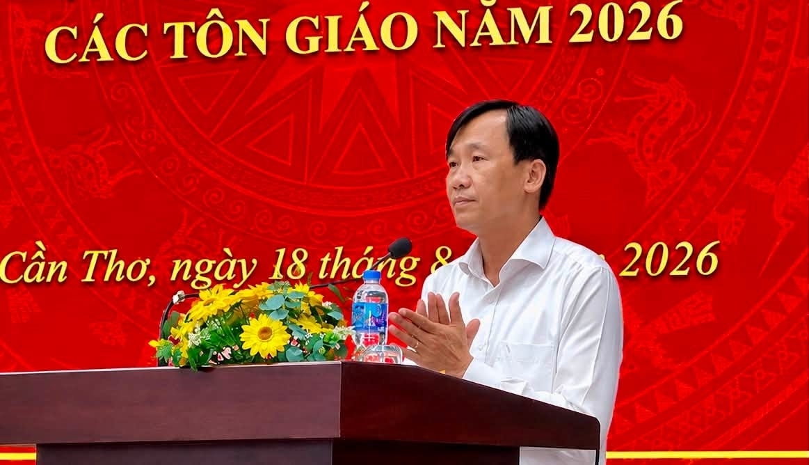 Ông Hồ Văn Phương, Phó Giám đốc Sở Dân tộc và Tôn giáo thành phố Cần Thơ phát biểu khai mạc Hội nghị