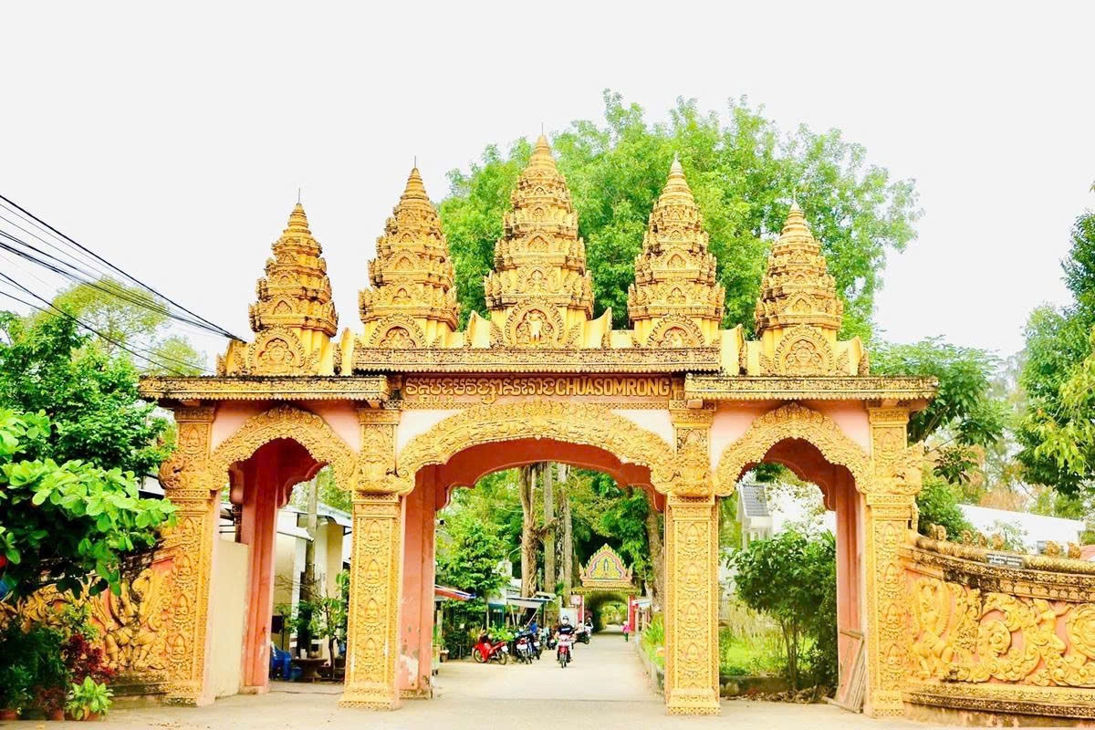 Cổng chùa Som Rong với lối kiến trúc độc đáo, mang đậm dấu ấn nghệ thuật Phật giáo Nam tông Khmer