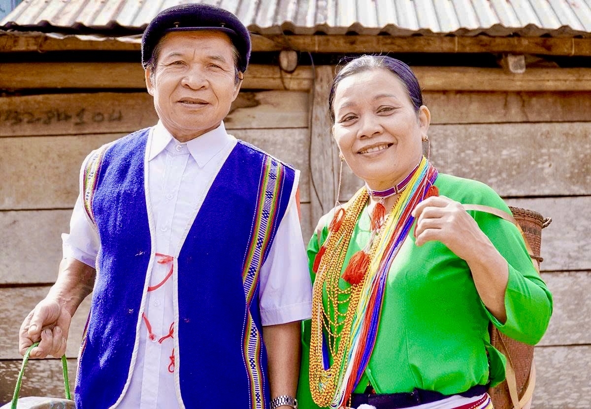 Vợ chồng ông Minh - bà Hà trong trang phục truyền thống đồng bào Ca Dong