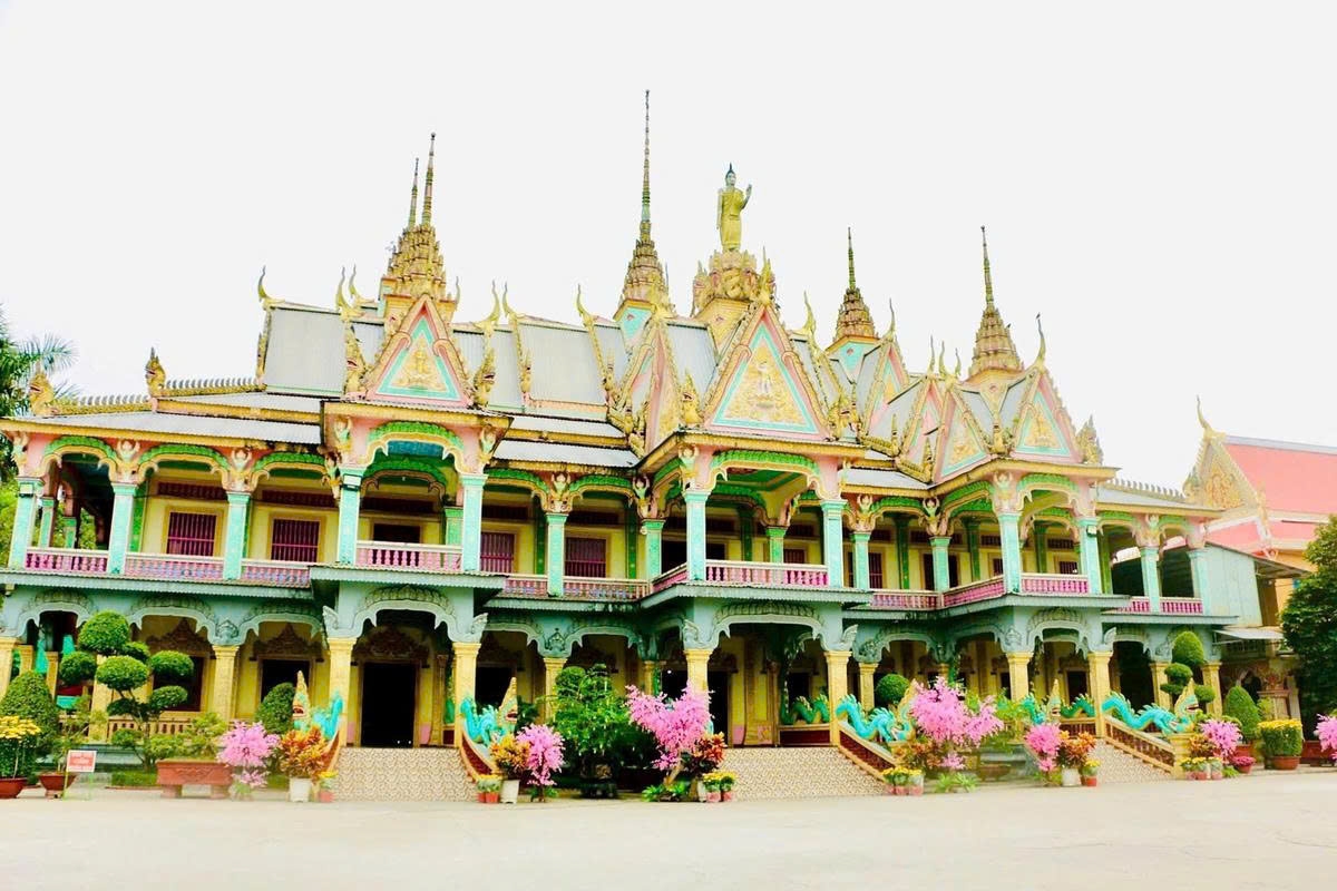 Nhà hội Sala mới của chùa Som Rong nổi bật với tượng Phật Thích Ca đứng trên chín rồng, mang đậm dấu ấn nghệ thuật Phật giáo Nam tông Khmer