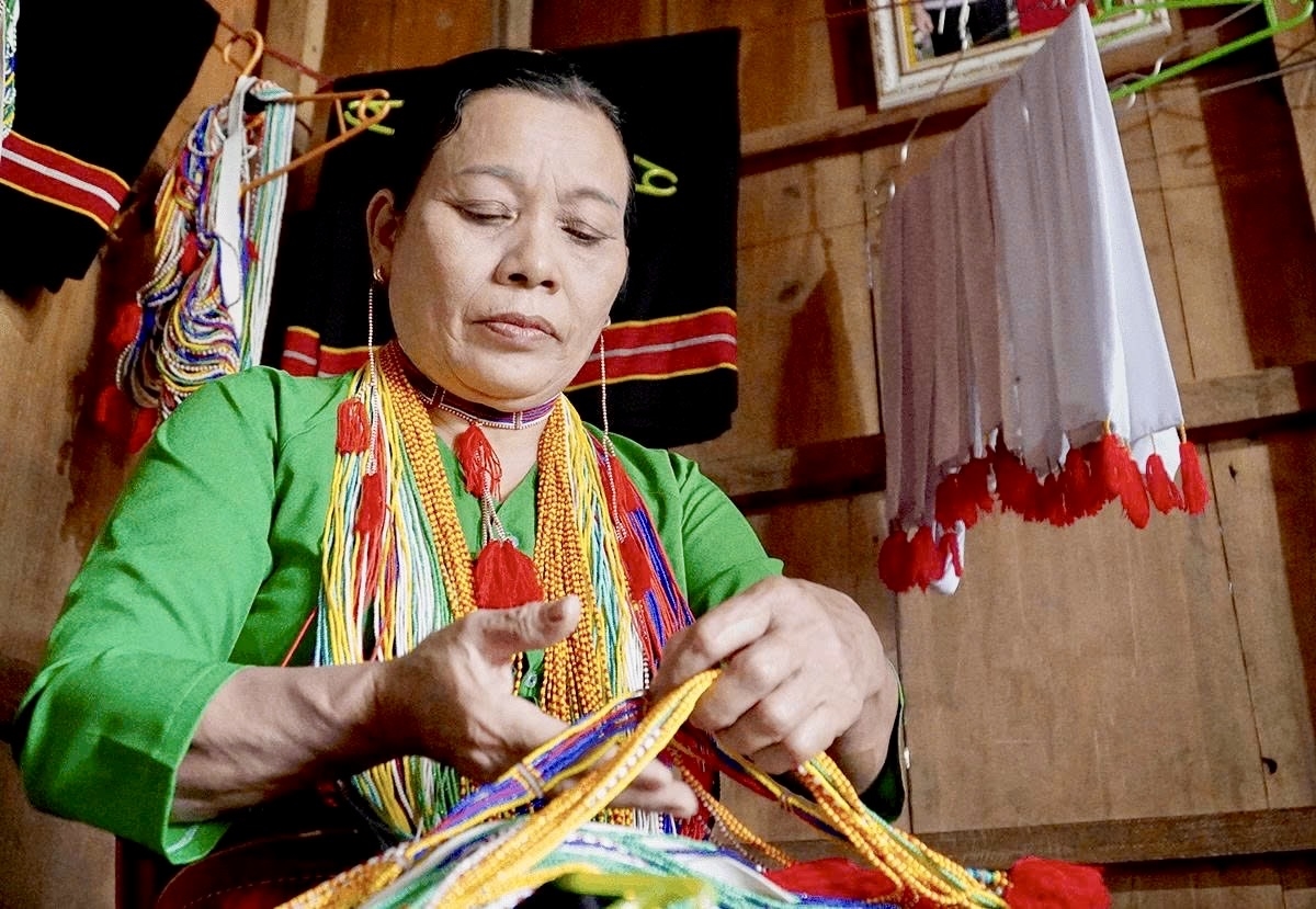 Bà Hà nâng niu, chăm chút bộ trang phục truyền thống như “báu vật' trong gia đình