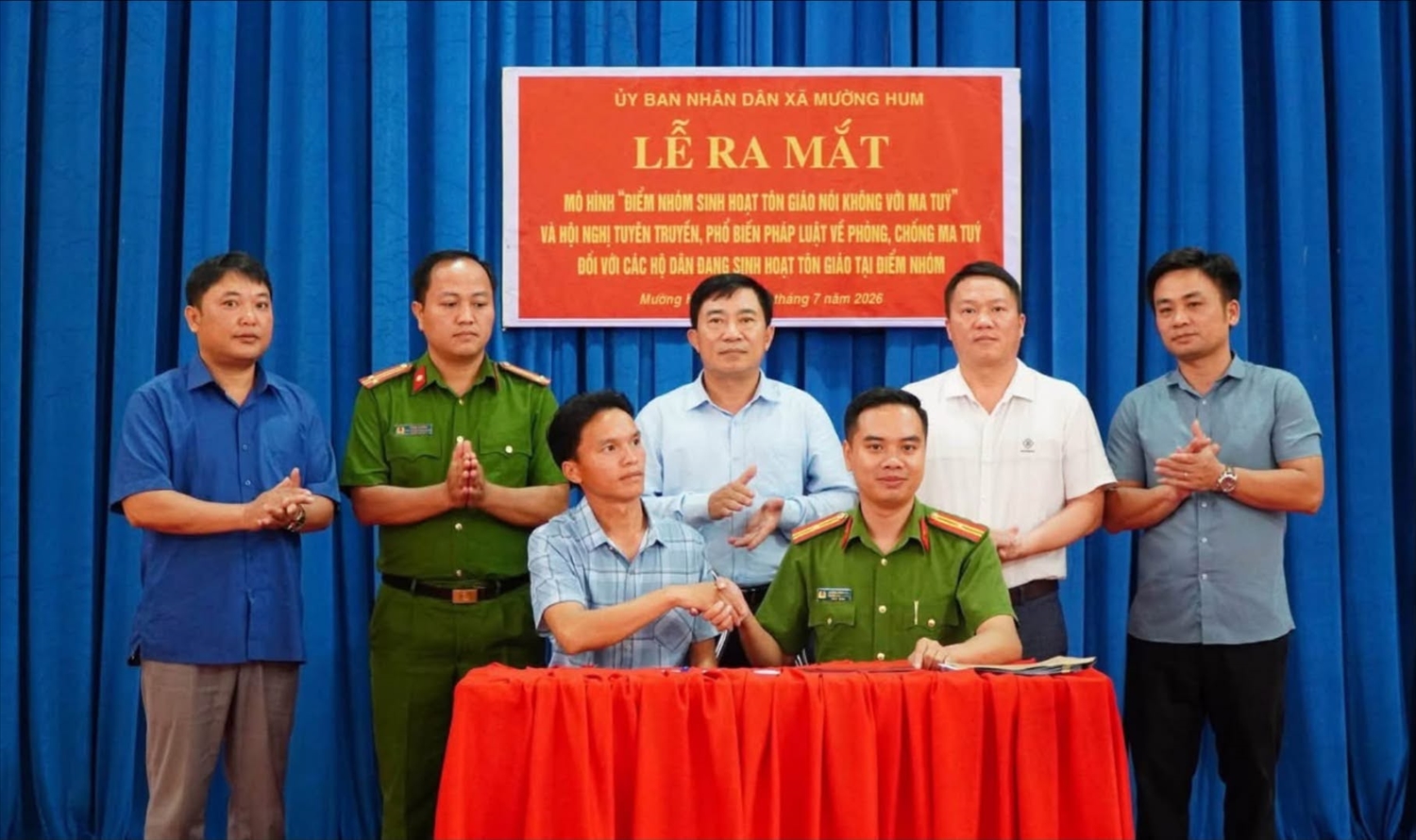 Đại diện các hộ dân ký cam kết thực hiện các tiêu chí của mô hình, chung tay xây dựng cộng đồng không có ma túy