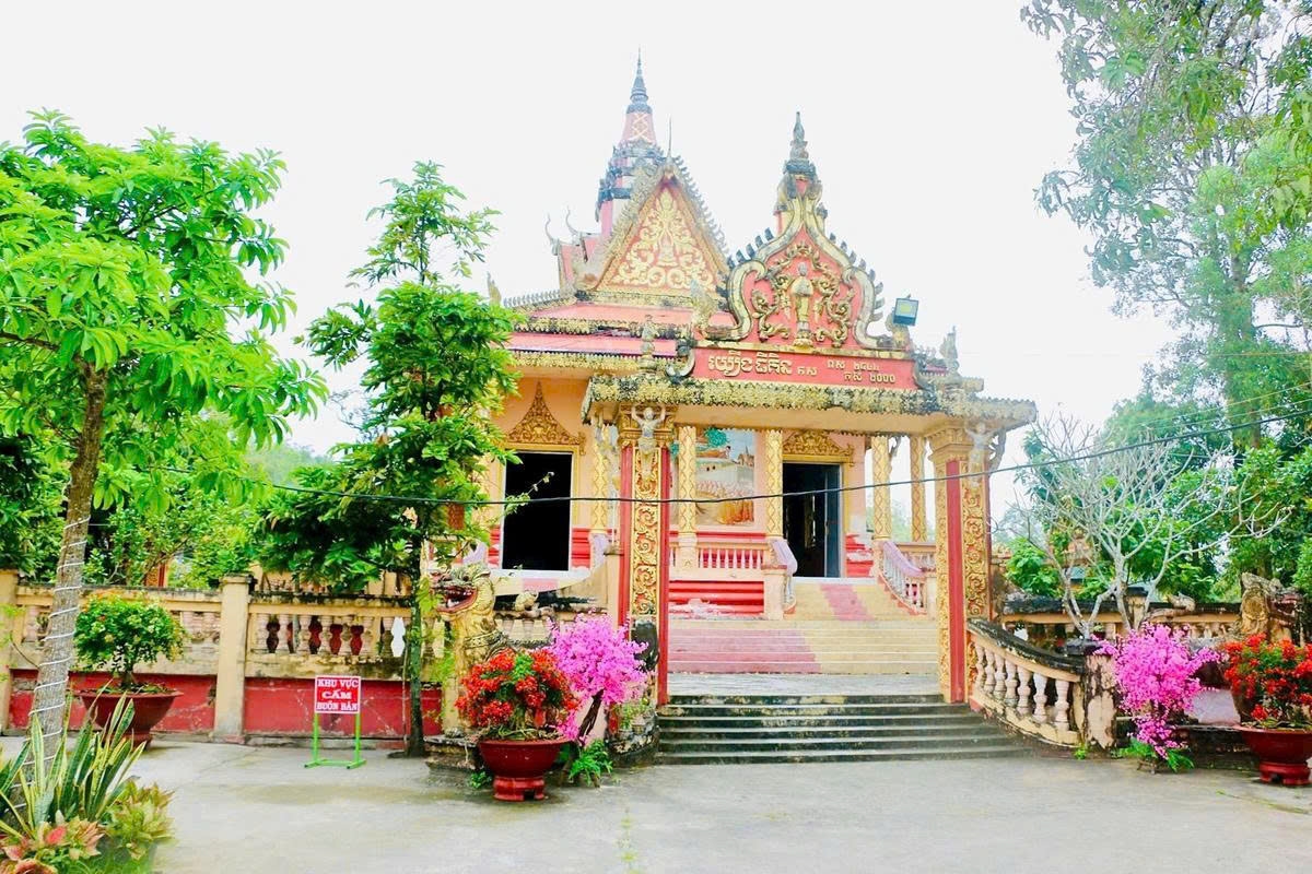 Chính điện chùa Som Rong mang đậm dấu ấn kiến trúc Phật giáo Nam tông Khmer, với hệ thống mái và các họa tiết trang trí tinh xảo