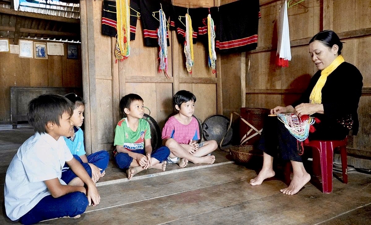 Bà Hà dạy trẻ em làm trang phục truyền thống