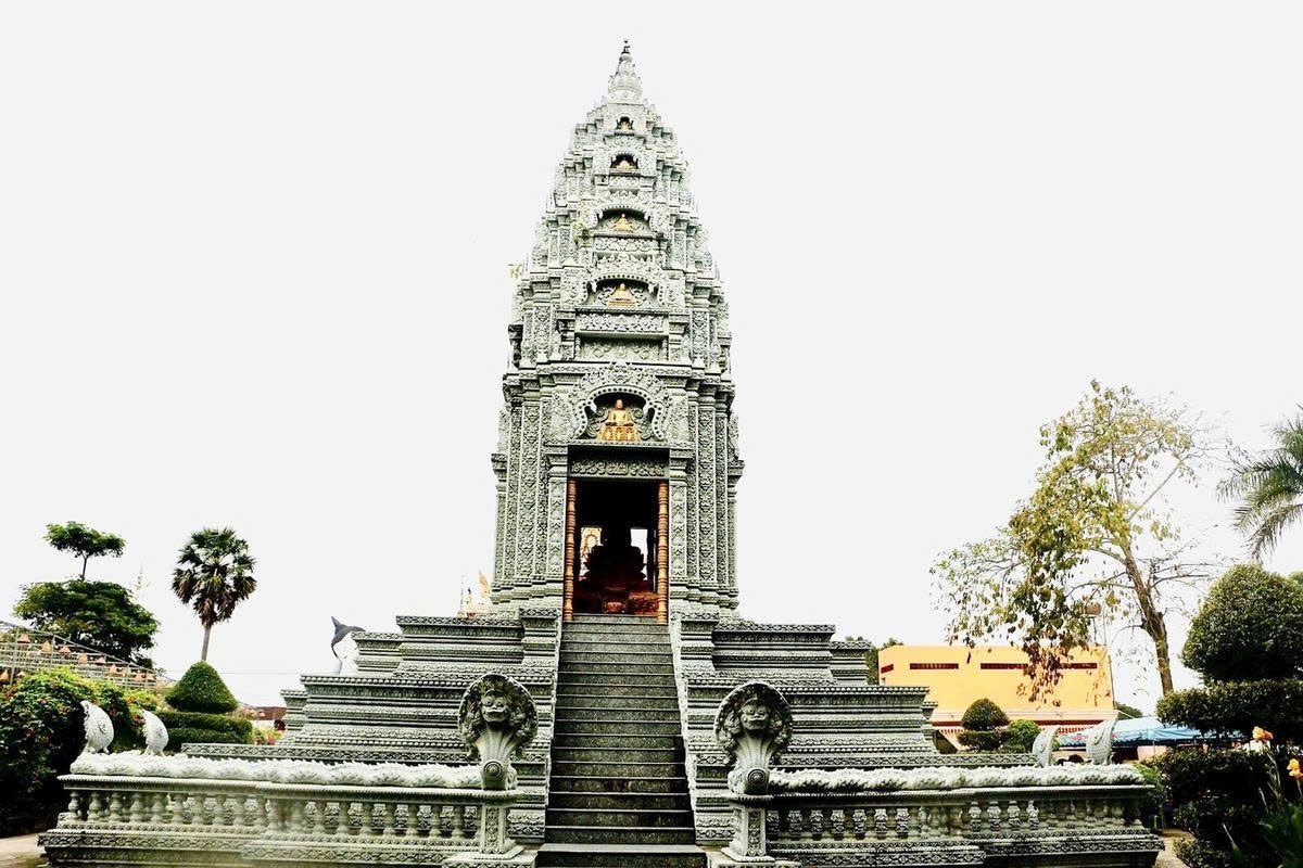 Bảo tháp chùa Som Rong nổi bật với sắc xám đặc trưng, tạo điểm nhấn hài hòa trong không gian kiến trúc Phật giáo Nam tông Khmer