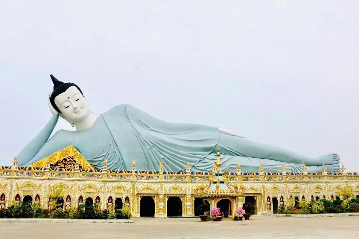 Tượng Phật Thích Ca nhập Niết bàn có quy mô lớn, là điểm nhấn nổi bật trong khuôn viên chùa Som Rong