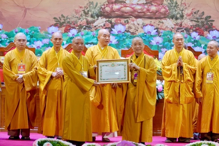 Hòa thượng Thích Bảo Nghiêm trao Bằng tuyên dương công đức đến Thượng tọa Thích Chiếu Tuệ