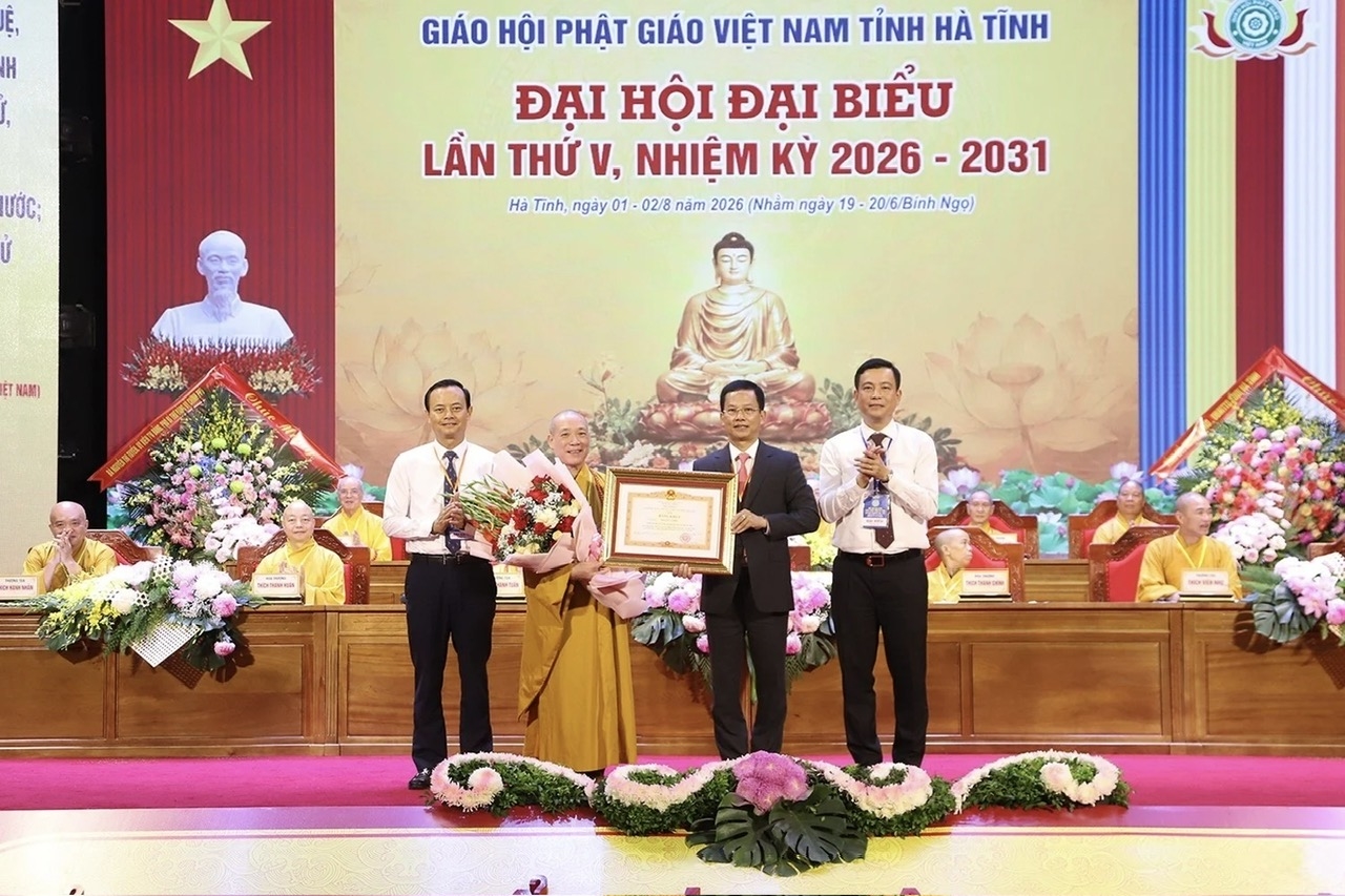 Hòa thượng Thích Bảo Nghiêm nhận Bằng khen của Thủ tướng Chính phủ
