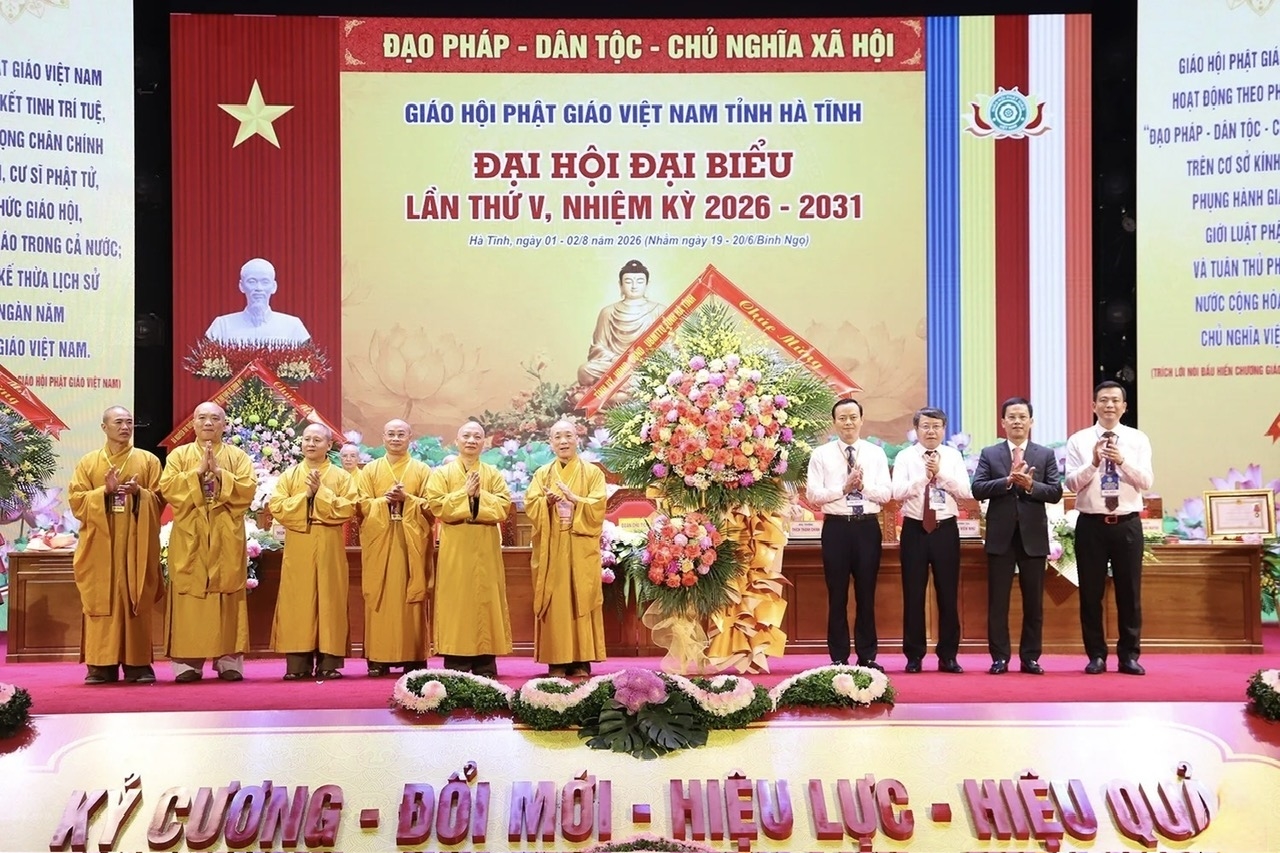 Lãnh đạo tỉnh Hà Tĩnh tặng hoa chúc mừng Đại hội