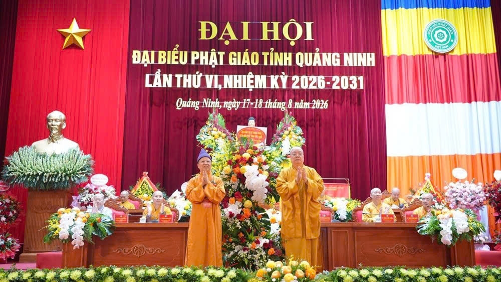 Trung ương Giáo hội Phật giáo Việt Nam tặng hoa chúc mừng Đại hội