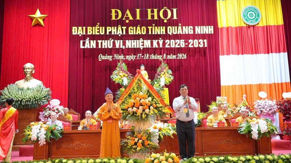 Thứ trưởng Bộ Dân tộc và Tôn giáo Nguyễn Hải Trung tặng hoa chúc mừng Đại hội