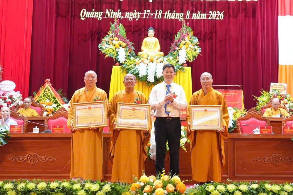 Các tập thể thuộc Giáo hội Phật giáo Việt Nam tỉnh Quảng Ninh nhận Bằng khen của UBND tỉnh