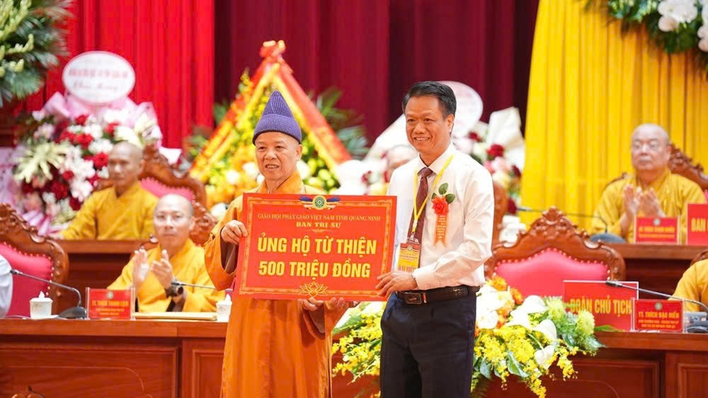  Hòa thượng Thích Thanh Quyết trao 500 triệu đồng ủng hộ quỹ từ thiện