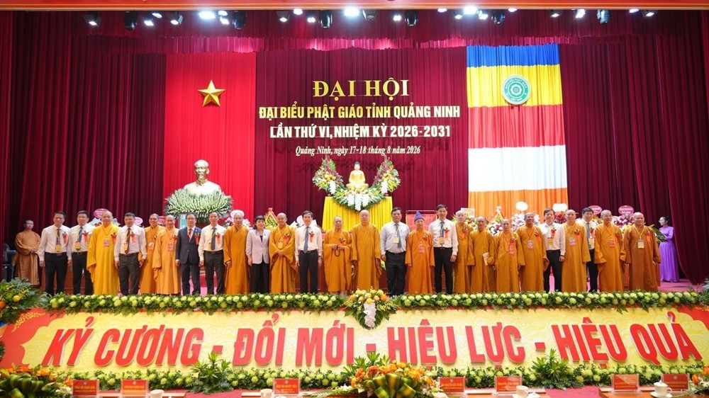 Các đại biểu dự Đại hội chụp ảnh lưu niệm cùng Ban Trị sự Giáo hội Phật giáo Việt Nam tỉnh Quảng Ninh nhiệm kỳ 2026-2031