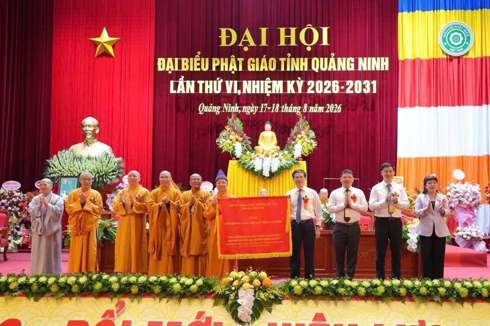 Tỉnh ủy, HĐND, UBND, Ủy ban Mặt trận Tổ quốc Việt Nam tỉnh trao tặng bức trướng cho Giáo hội Phật giáo Việt Nam tỉnh Quảng Ninh