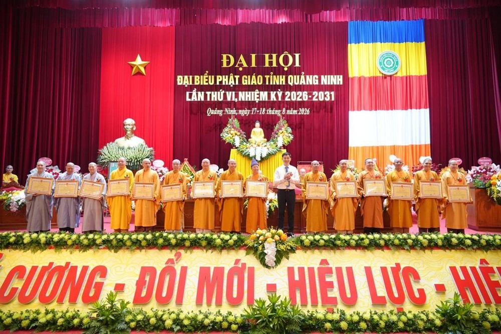 Các cá nhân thuộc Giáo hội Phật giáo Việt Nam tỉnh Quảng Ninh nhận Bằng khen của UBND tỉnh
