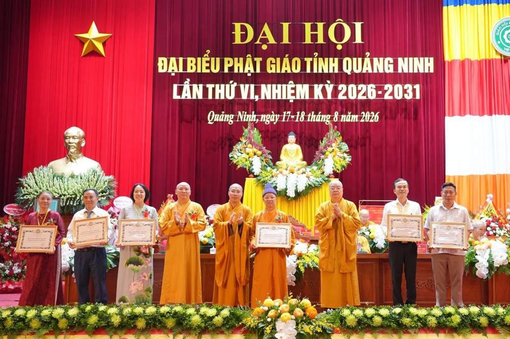 Tập thể, cá nhân có thành tích xuất sắc trong công tác Phật sự nhận Bằng Tuyên dương công đức của Trung ương Giáo hội Phật giáo Việt Nam