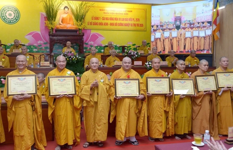 Hòa thượng Thích Huệ Thông, Phó Chủ tịch Hội đồng Trị sự kiêm Trưởng ban Pháp chế Trung ương trao chứng nhận tham gia Khóa Bồi dưỡng nghiệp vụ trụ trì năm 2026