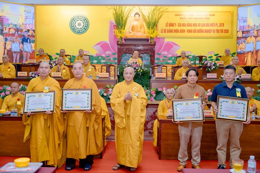 Hòa thượng Thích Huệ Thông, Phó Chủ tịch Hội đồng Trị sự kiêm Trưởng ban Pháp chế Trung ương trao Bằng tuyên dương công đức