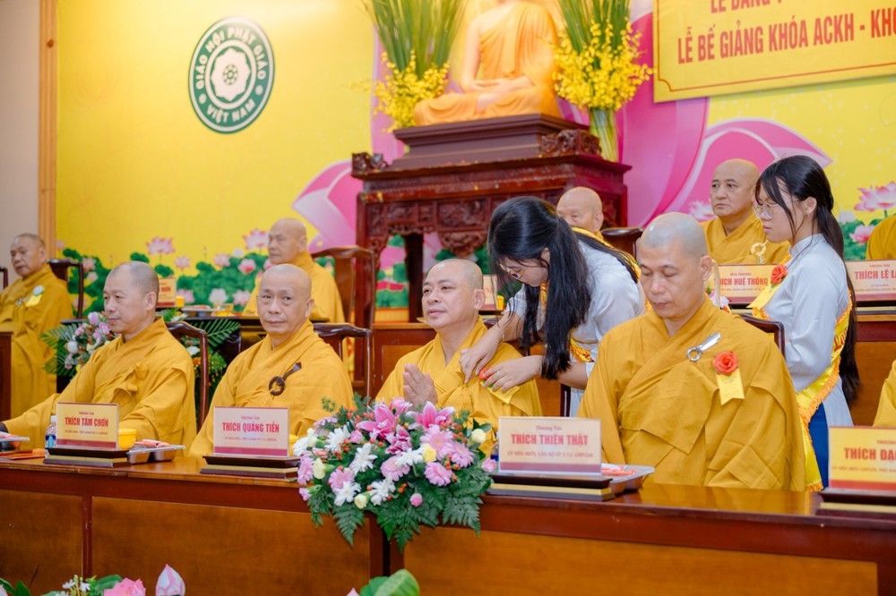 Phật tử cài hoa hồng Vu lan đến chư tôn đức