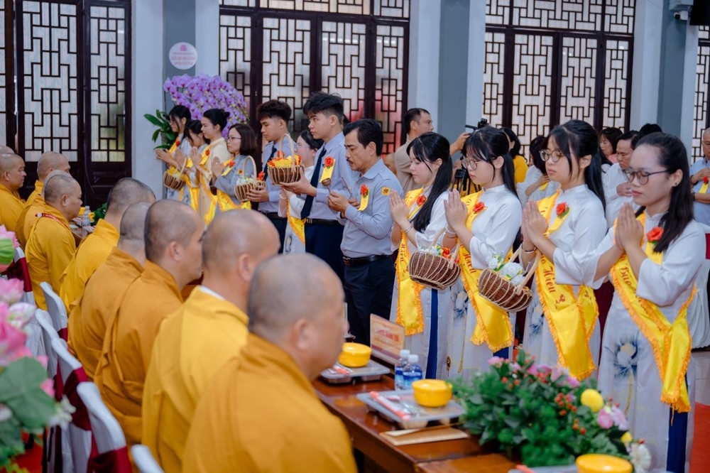 Các phật tử khánh tuế chư vị giáo phẩm tăng thêm một tuổi hạ