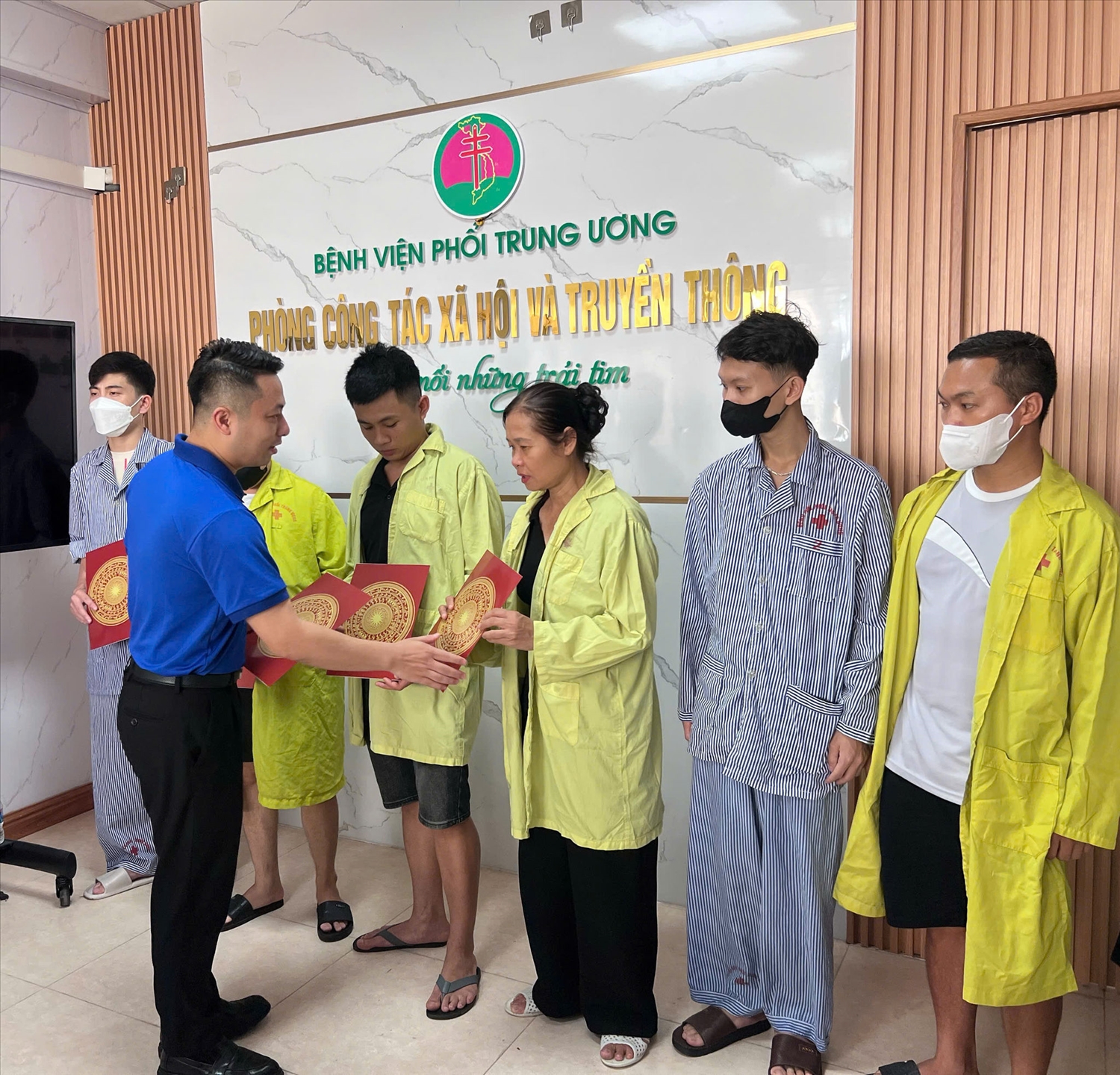 Đoàn thanh niên Bộ Dân tộc và Tôn giáo đã trao 55 suất quà, mỗi suất quà trị giá 500.000 đồng đến các bệnh nhân là người dân tộc thiểu số đang điều trị tại Bệnh viện Phổi Trung ương