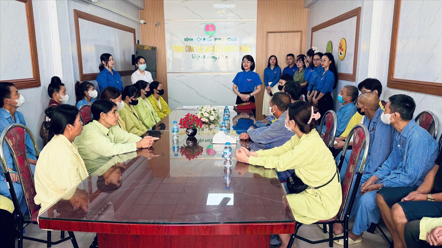 Bí thư Đoàn Thanh niên Bộ Dân tộc và Tôn giáo Đinh Thị Phúc phát biểu tại buổi trao quà