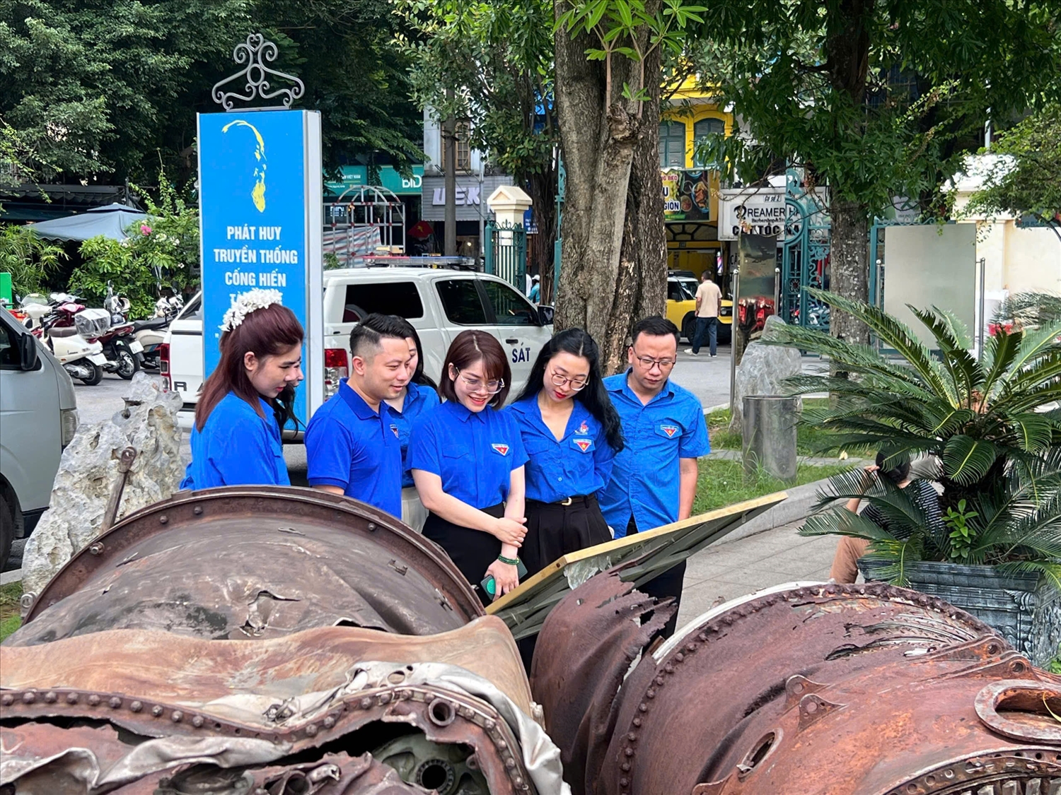 Đoàn Thanh niên Bộ Dân tộc và Tôn giáo tham quan Bảo tàng Chiến thắng B-52