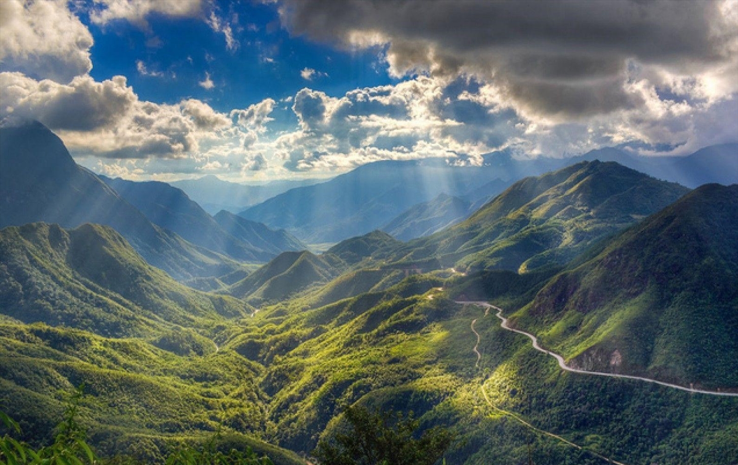 Đèo Ô Quy Hồ là con đèo lớn và đẹp nhất của Sapa, cũng là con đèo dài nhất của vùng Tây Bắc. Đèo được biết đến với nhiều cái tên như đèo Ô Quý Hồ, đèo Hoàng Liên Sơn hay đèo Mây. Đèo nằm ngay bên cạnh tuyến quốc lộ 4D chạy qua dãy Hoàng Liên Sơn, giáp ranh hai tỉnh Lào Cai và Lai Châu