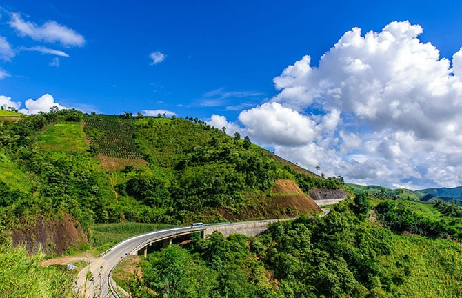 Đèo Pha Đin (nằm trên quốc lộ 6 nối liền hai tỉnh Sơn La và Điện Biên) - cung đèo khúc khuỷu nhìn từ trên cao