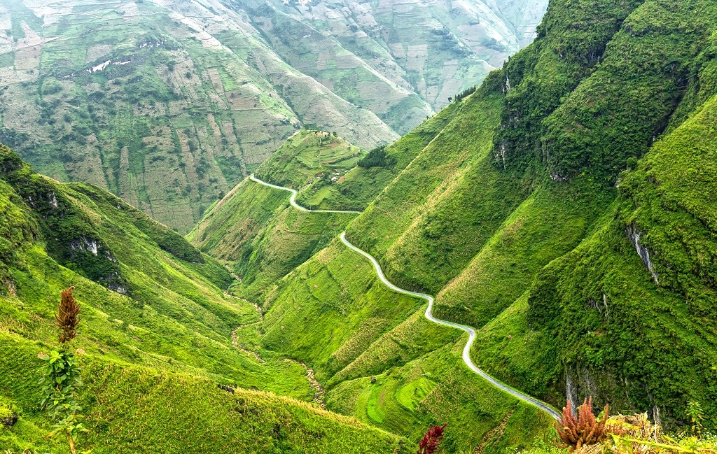 Đèo Mã Pì Lèng (tỉnh Tuyên Quang) như một sợi chỉ vắt giữa lưng chừng núi