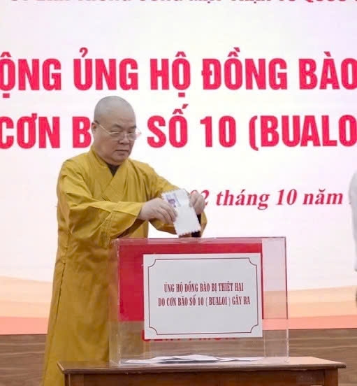 Monks, nuns and lay Buddhists contribute support to fellow citizens affected by Typhoon Bualoi (Storm No. 10)