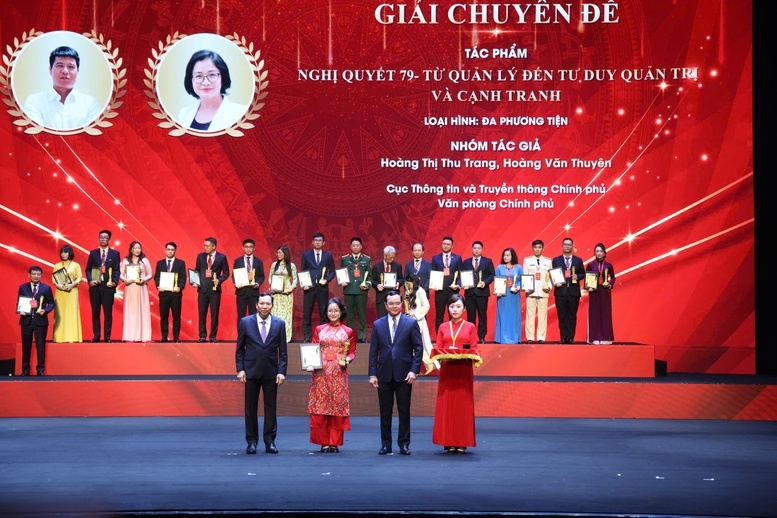 Ủy viên Ban Chấp hành Trung ương Đảng, Ủy viên Ban Chấp hành Đảng bộ Chính phủ, Bí thư Đảng ủy, Bộ trưởng Bộ Dân tộc và Tôn giáo Nguyễn Đình Khang, và Ủy viên Ban Chấp hành Trung ương Đảng, Thứ trưởng Bộ Công an, Thượng tướng Lê Văn Tuyến trao giải Chuyên đề của Cuộc thi. Ảnh: chinhphu.vn