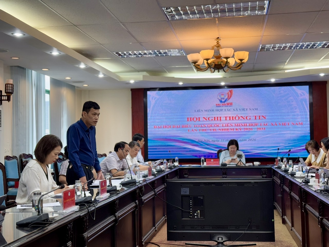 Phó Trưởng ban Kinh tế - Chính sách, Liên minh Hợp tác xã Việt Nam Dương Tuấn Cương trao đổi thông tin tại Hội nghị