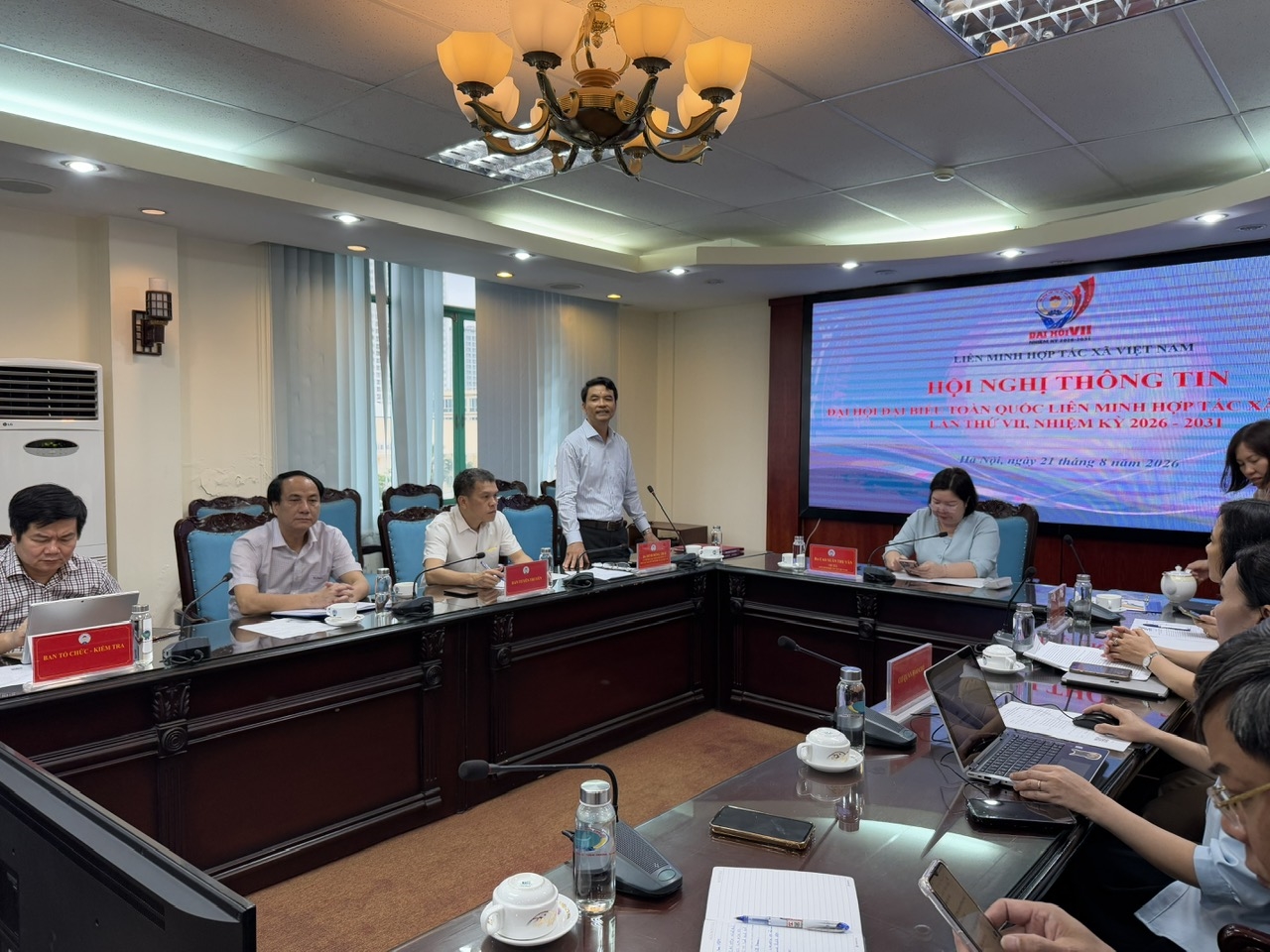 Phó Chủ tịch Liên minh Hợp tác xã Việt Nam Đinh Hồng Thái chia sẻ thông tin về Đại hội tới các đại biểu và đại diện cơ quan báo chí