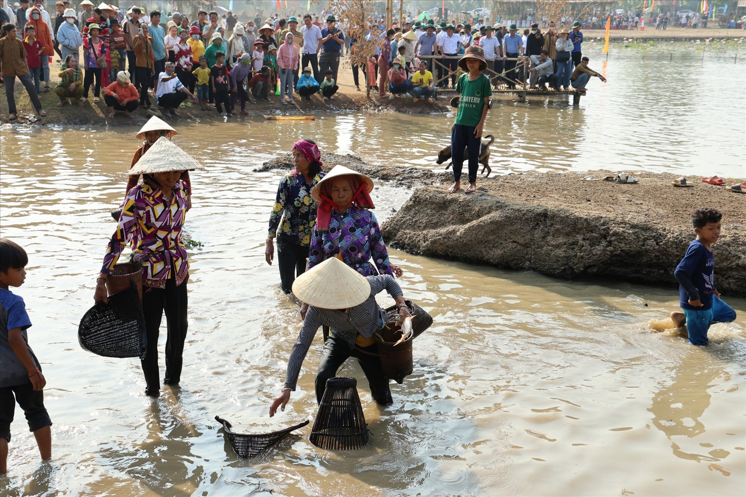 Bàu là nơi tích trữ nguồn nước vào mùa mưa, phục vụ tưới tiêu cho lúa và hoa màu trong mùa khô, được người nông dân xem là món quà của tạo hóa ban tặng.