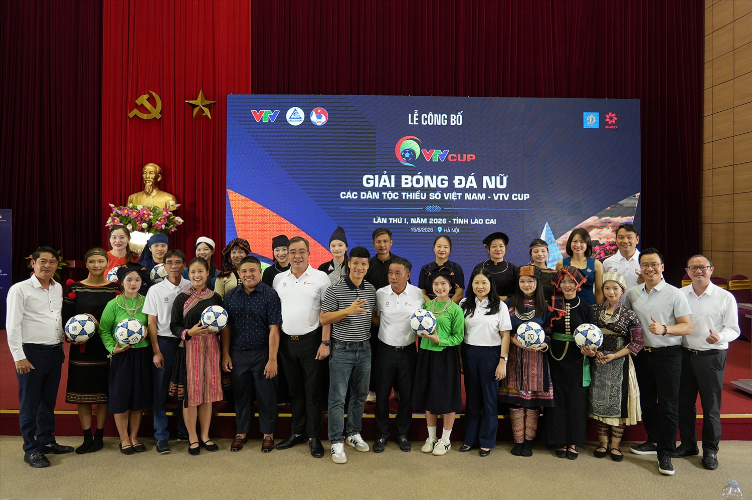 Đại diện 12 đội bóng đá nữ tham gia giải đấu. Ảnh: VTV