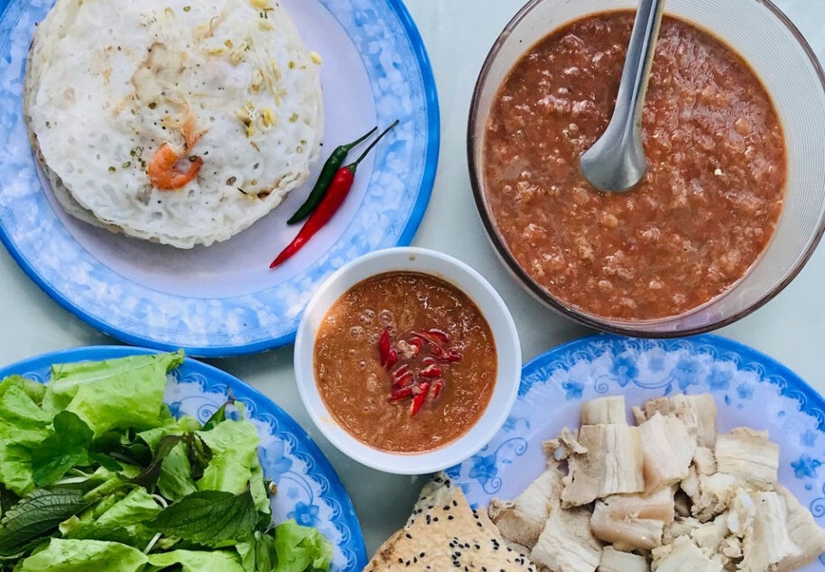 Một đĩa thịt ba chỉ luộc, ít rau sống, bánh tráng và chén mắm nhum pha tỏi, tiêu đã đủ tạo nên bữa ăn mang đậm hương vị miền biển