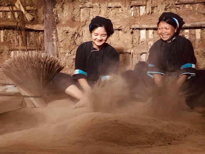 Nghề làm hương mang lại thu nhập cho người Nùng An và cũng là lý do lôi cuốn du khách tìm về với Phia Thắp ngày càng đông