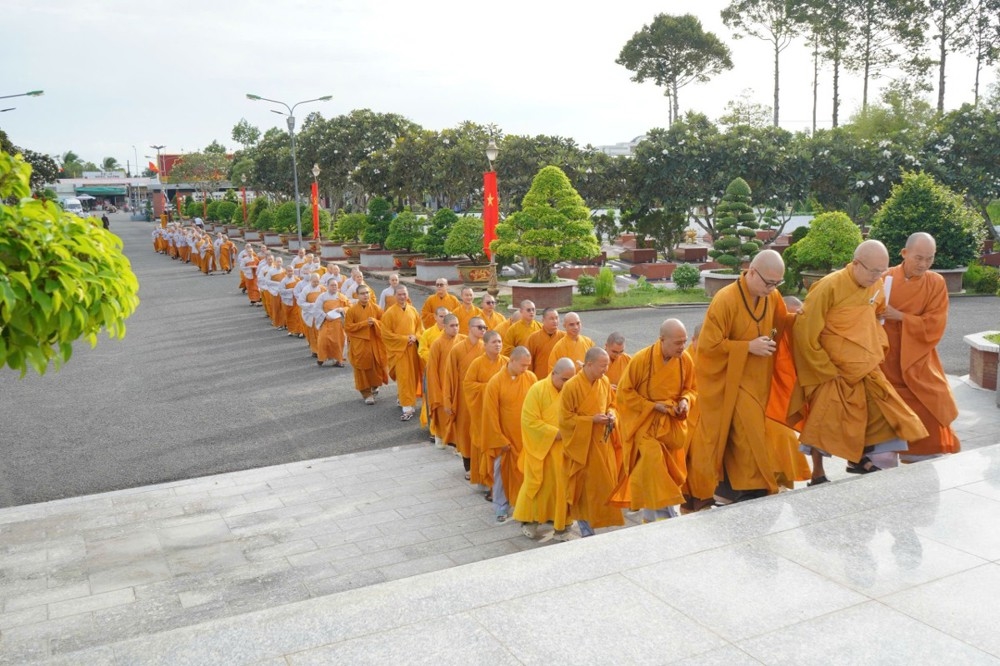 Hưởng ứng ""Chiến dịch mang ý nghĩa đặc biệt 500 ngày đêm tìm kiếm, quy tập, xác định danh tính hài cốt liệt sĩ" tăng ni Giáo hội Phật giáo Việt Nam tỉnh Đồng Tháp tổ chức các hoạt động tri ân, tưởng niệm anh linh các Anh hùng liệt sĩ