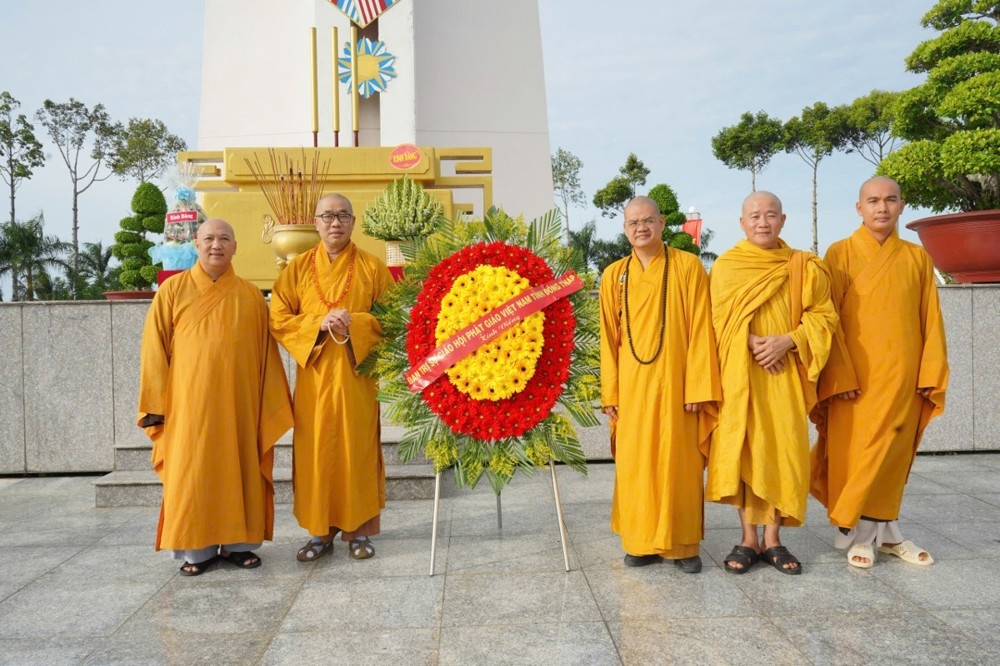 Chư tôn đức Ban Trị sự Giáo hội Phật giáo Việt Nam tỉnh Đồng Tháp đang hoa tại nghĩa trang liệt sĩ