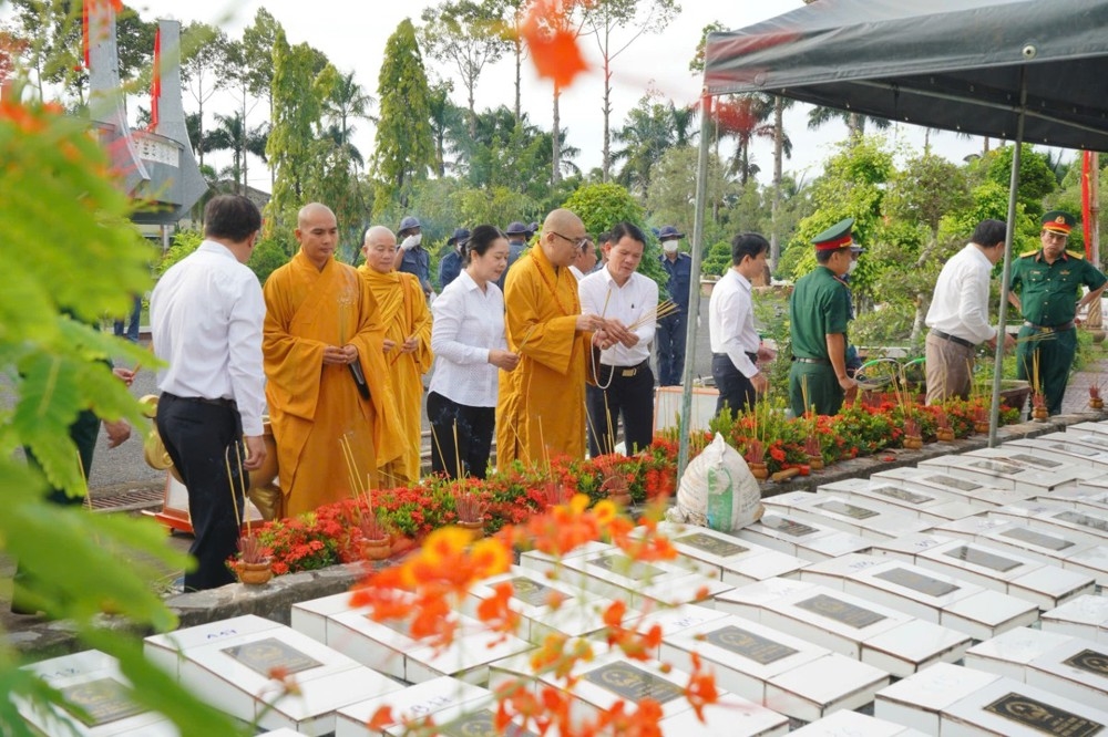 Các đại biểu tham dự Lễ dâng hương thắp hương tưởng niệm các Anh hùng liệt sĩ