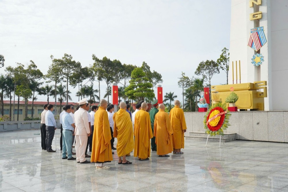 Lễ dâng hương, dâng hoa tưởng niệm các Anh hùng liệt sĩ tại Nghĩa trang liệt sĩ Tiền Giang