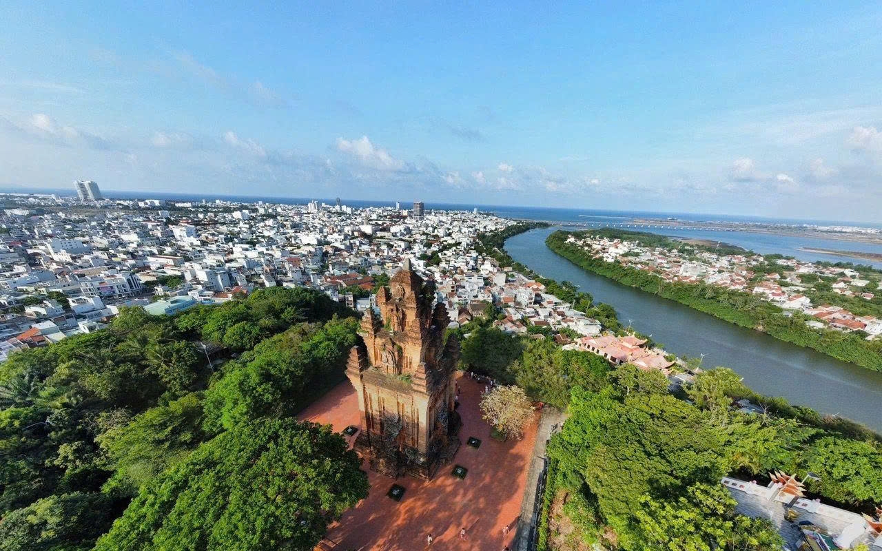 Tháp Nhạn nhìn từ trên cao, nổi bật giữa không gian đô thị Tuy Hòa và cảnh quan sông Đà Rằng